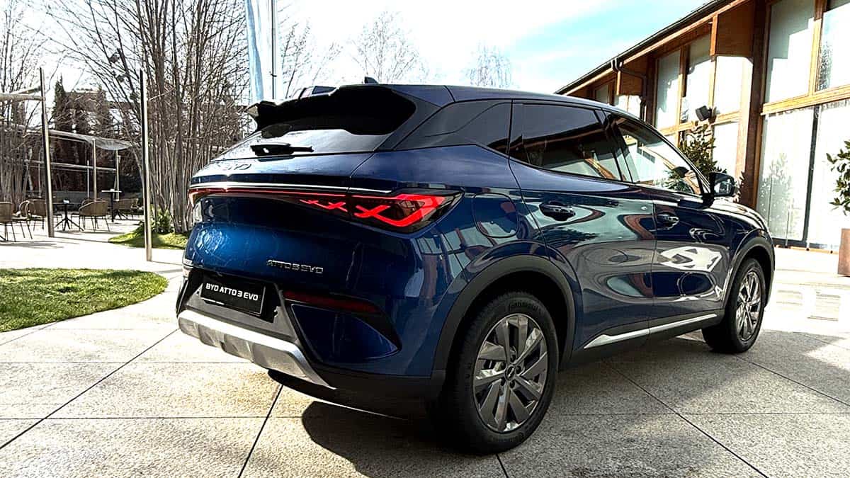 Coche eléctrico BYD ATTO 3 EVO en color azul oscuro, destacado por su diseño moderno y eficiente.