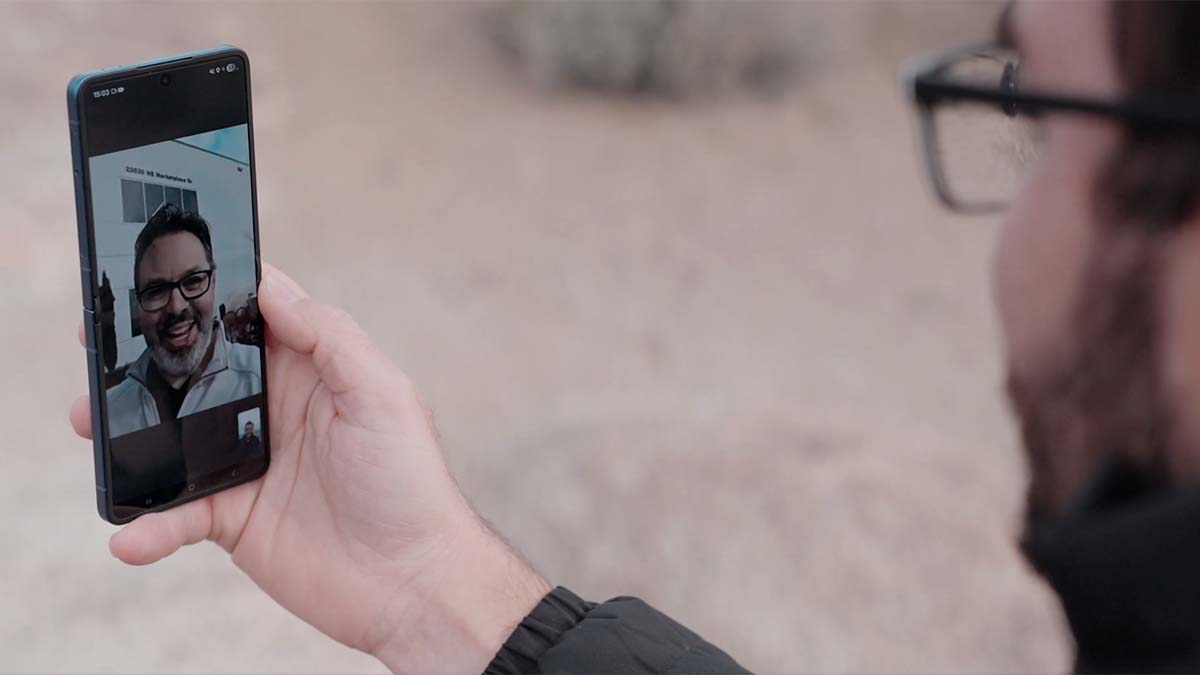 Usuario disfrutando de conectividad 5G en su móvil gracias a Starlink Mobile en un entorno exterior.