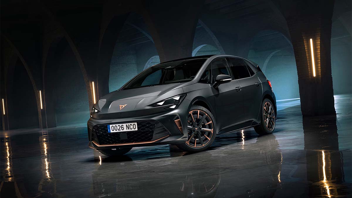CUPRA BORN eléctrico en un entorno moderno y oscuro, resaltando su diseño aerodinámico y deportivo.