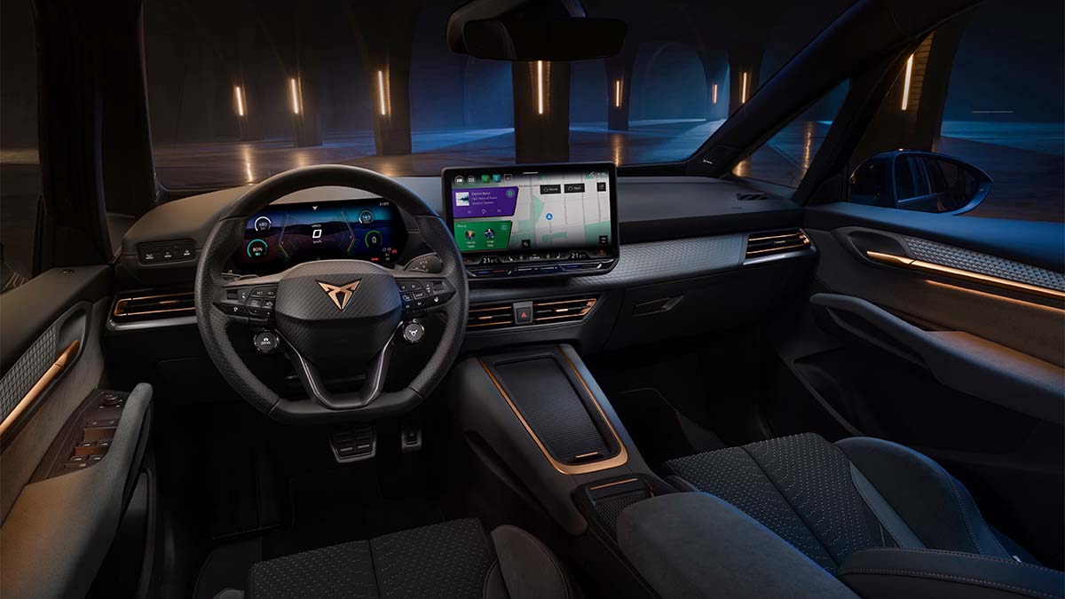 Interior del CUPRA BORN, coche eléctrico con tecnología moderna y diseño innovador.