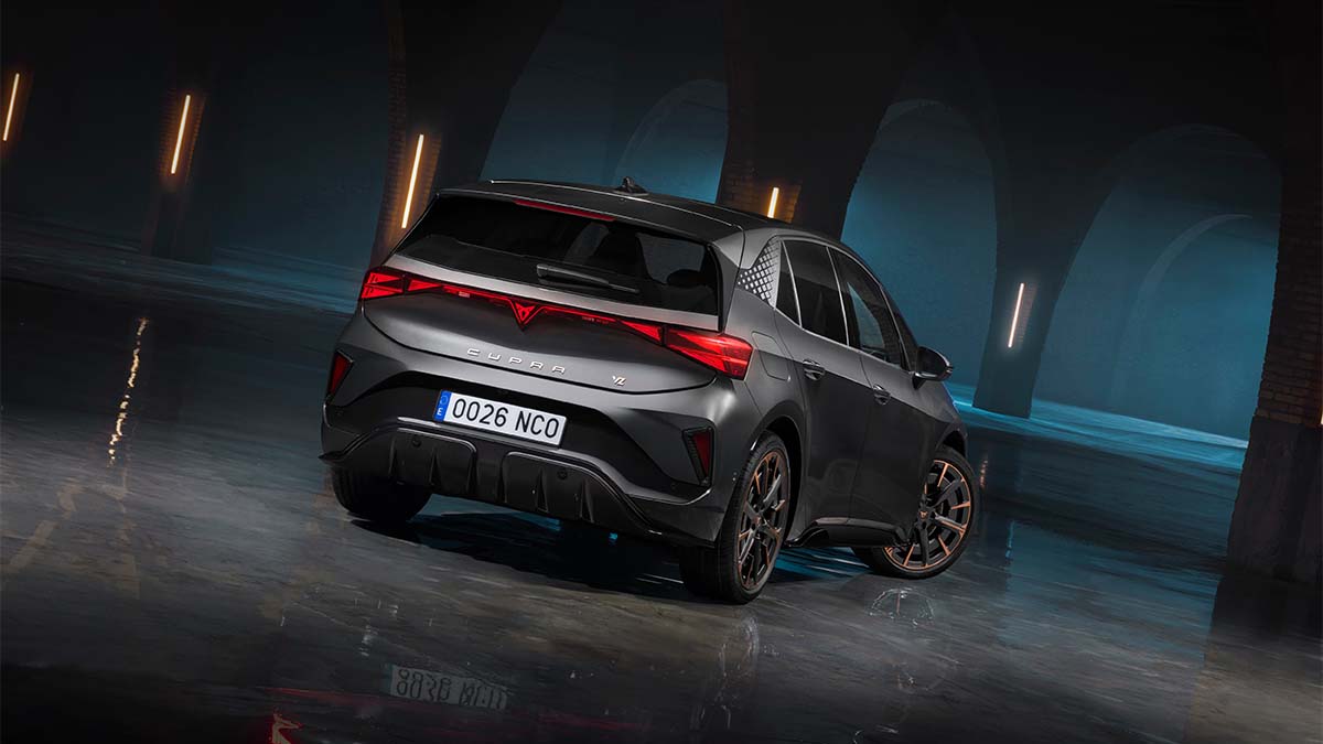 CUPRA BORN eléctrico, coche compacto y moderno, en un entorno urbano con iluminación nocturna.