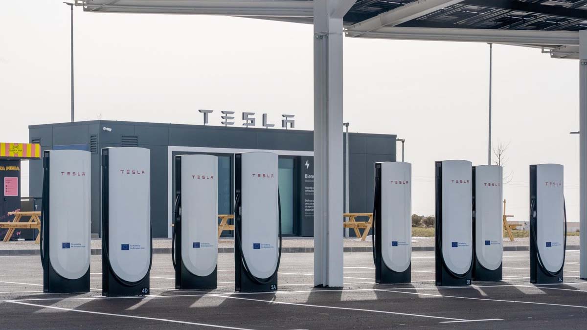 Cargadores Tesla en una estación de carga rápida para vehículos eléctricos en España.