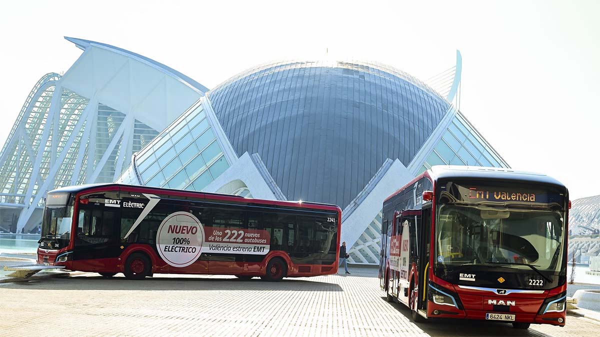 Autobuses eléctricos en Valencia frente a la Ciudad de las Artes y las Ciencias.