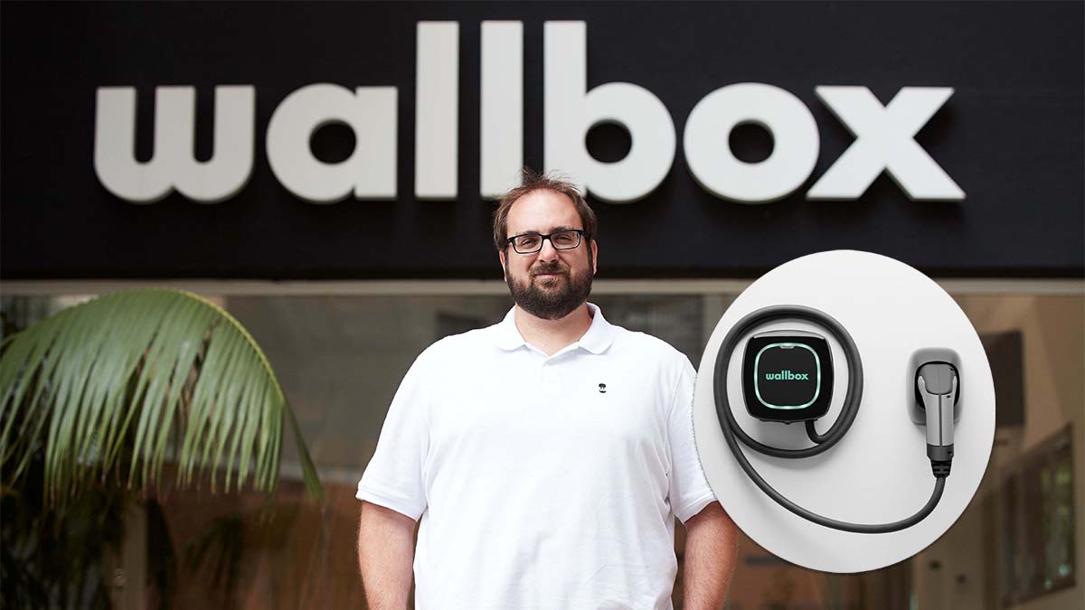 Cargador Wallbox para vehículos eléctricos en una pared moderna.
