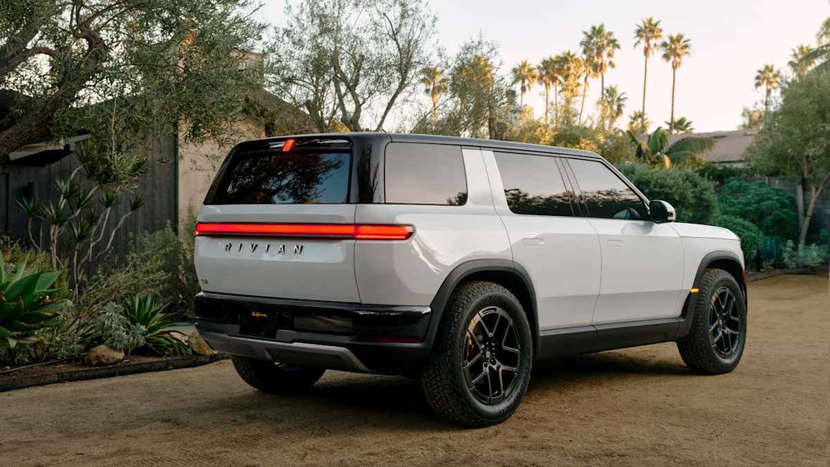 Coche eléctrico Rivian R2, SUV compacto y ecológico, ideal para movilidad sostenible y aventuras urb.