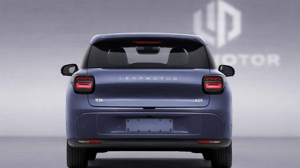 Imagen trasera del coche eléctrico Leapmotor A05 en color azul oscuro.