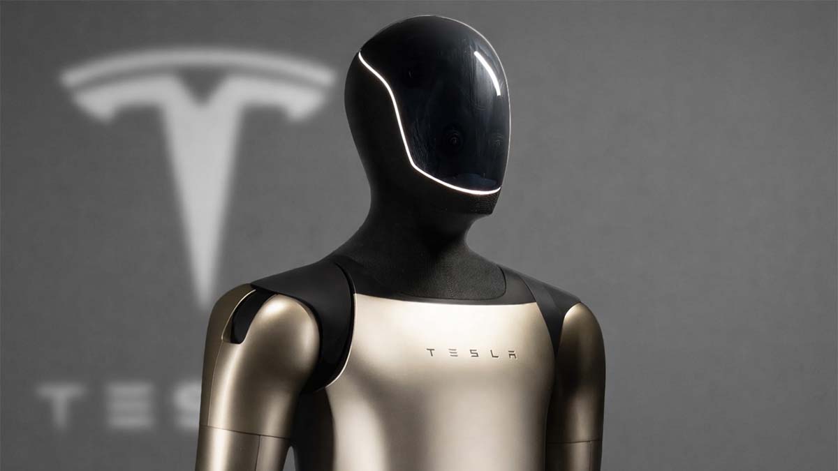 Robot humanoide Tesla Optimus en exhibición, con fondo de logo de Tesla.