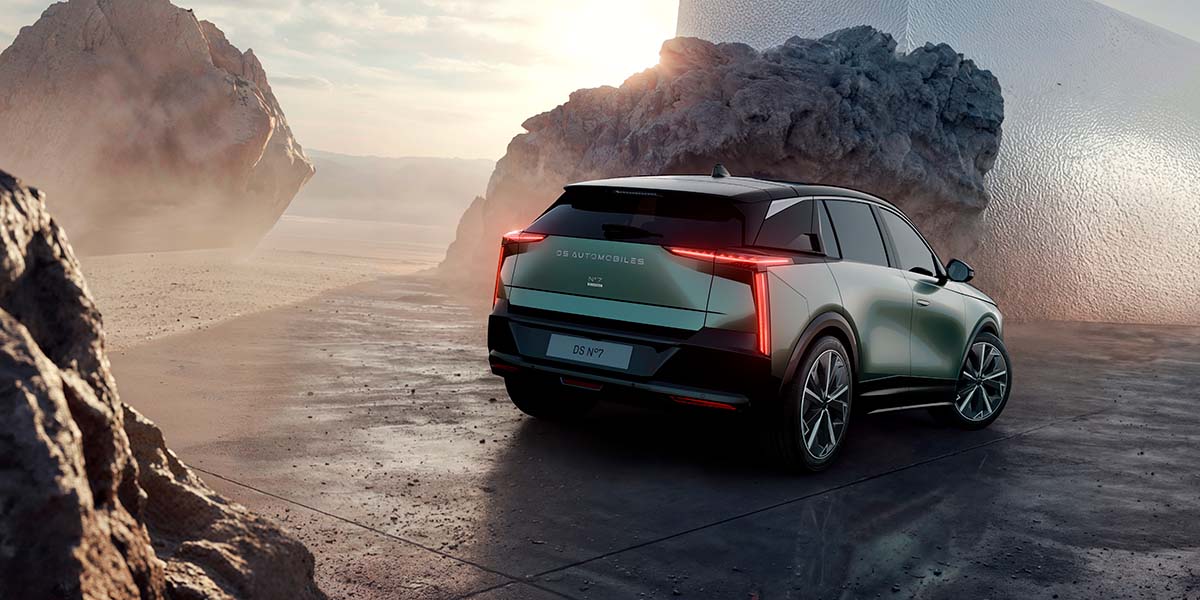 Vehículo eléctrico DS N°7 en un paisaje desértico con formaciones rocosas y polvo en el aire.