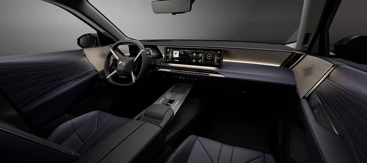 Interior del DS N°7 eléctrico, SUV premium francés con tecnología avanzada.