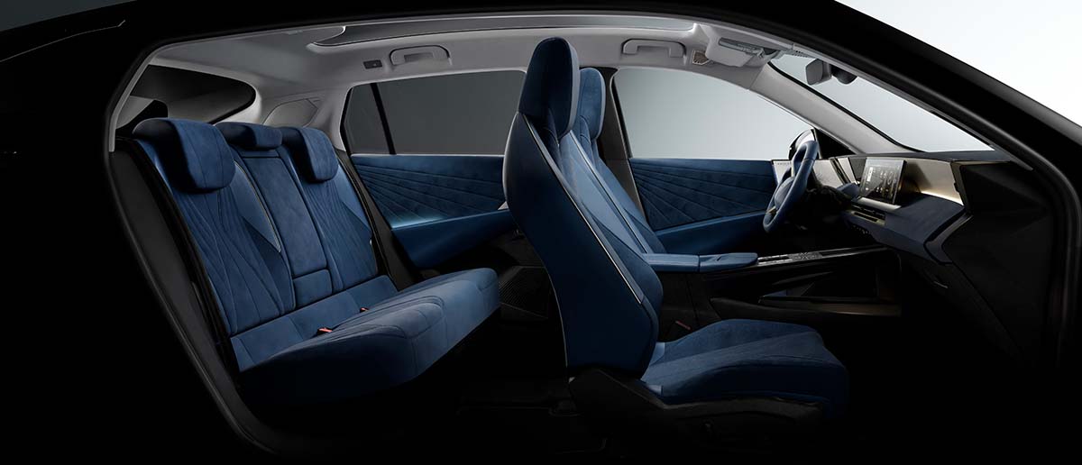 Interior del DS N°7 eléctrico, SUV premium francés con tecnología avanzada.