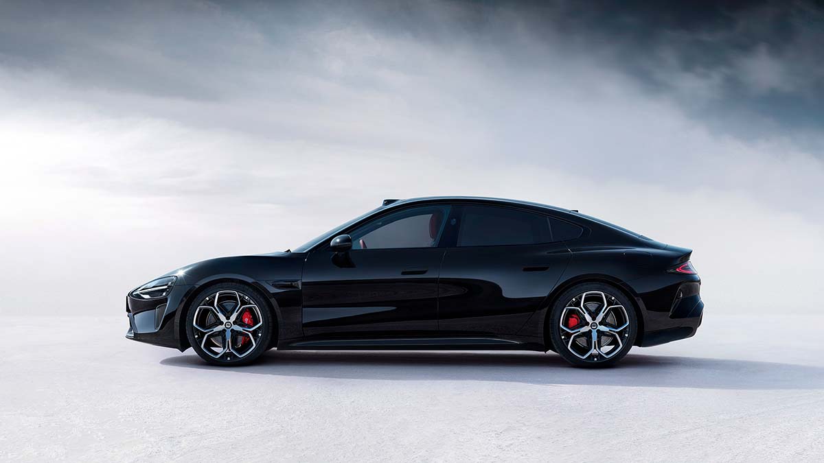 Coche eléctrico negro de lujo con diseño aerodinámico y llantas deportivas, ideal para movilidad elé.