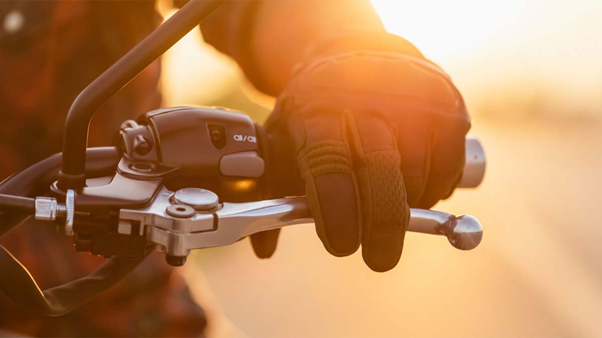 Palanca de embrague en una moto