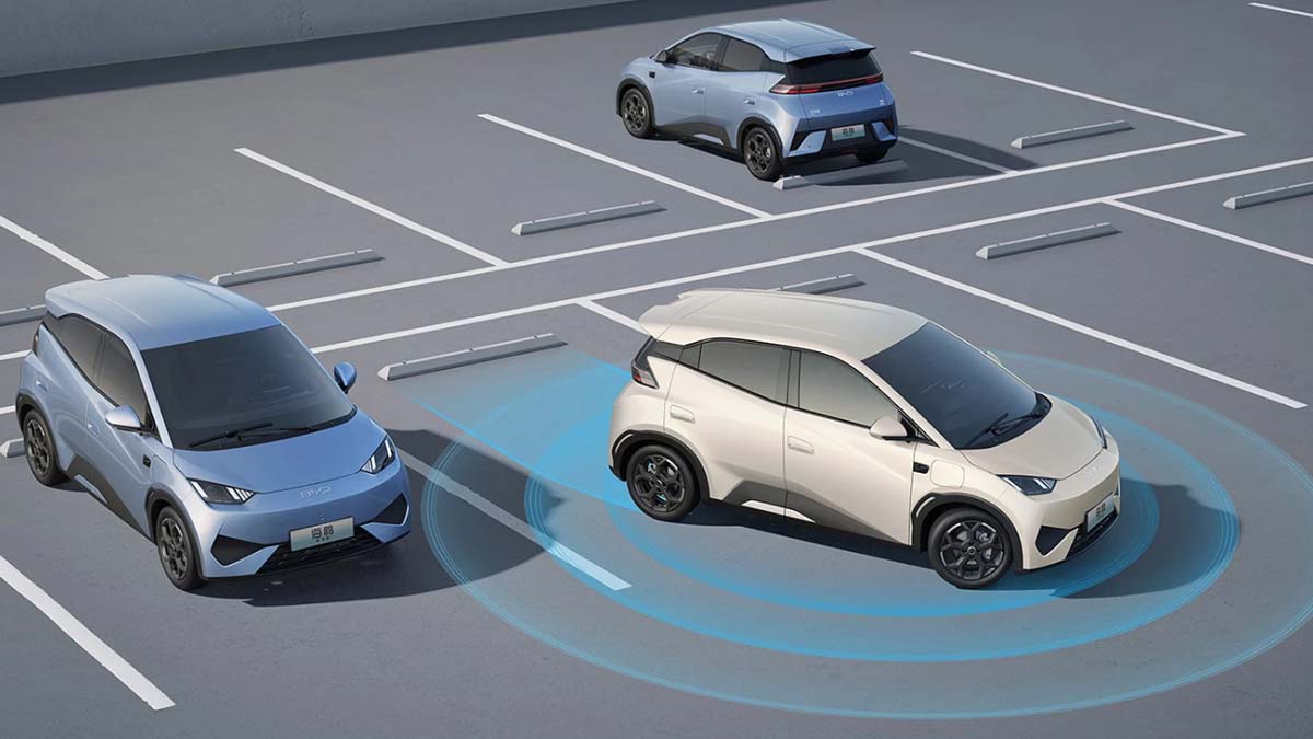 Los BYD aparcan mejor que tú: rozan la carrocería un 86% menos que los humanos