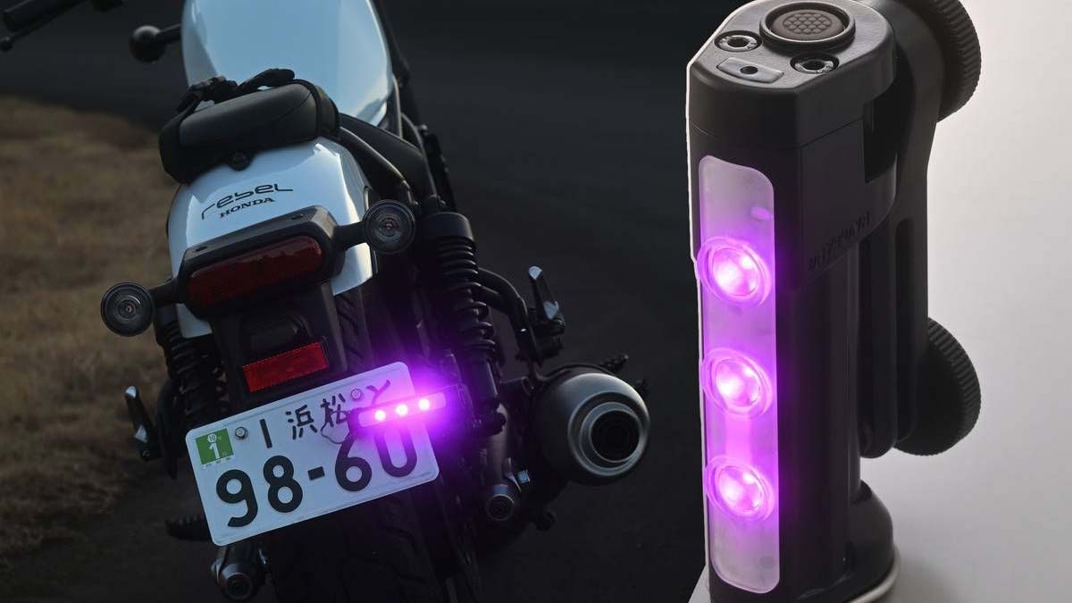 Japón crea la baliza que España olvidó: una luz de emergencia válida para motos