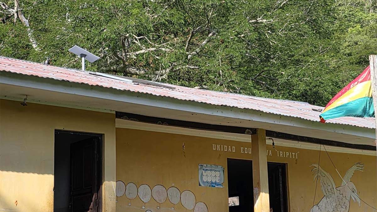 Antena Starlink instalado en un colegio de Bolivia