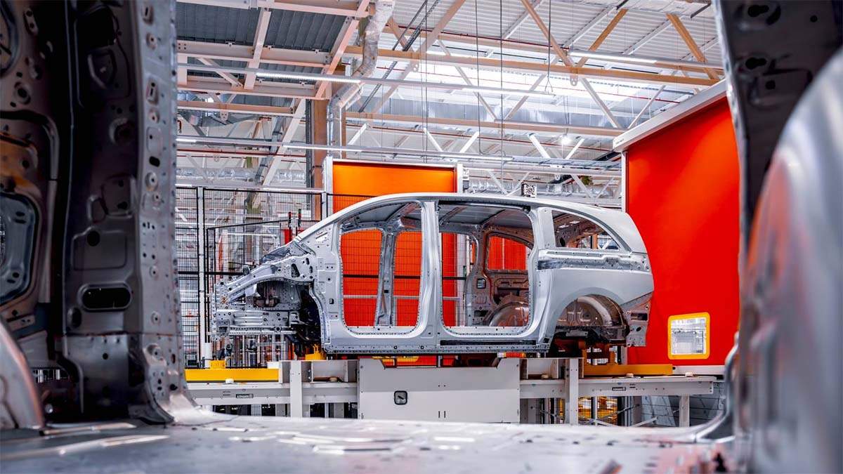 Parte lateral del Mercedes VLE en la línea de montaje de la fábrica de Vitoria