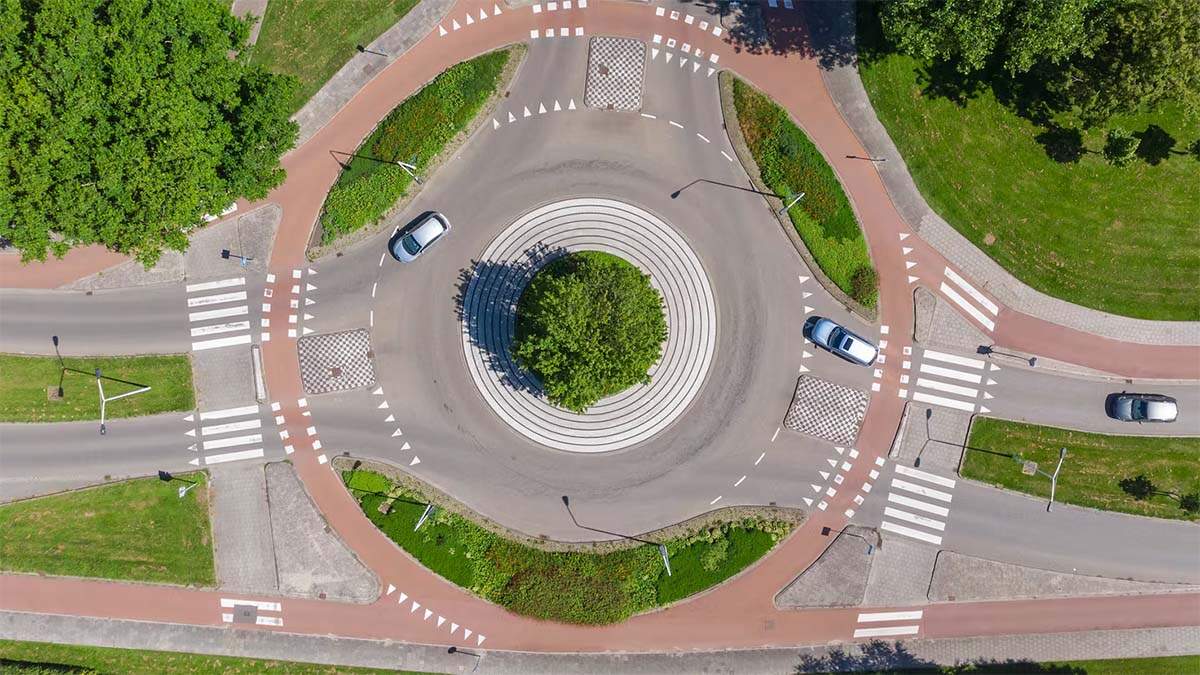 Adiós a los sustos en las glorietas: llega a Europa una nueva rotonda que separa coches y bicis