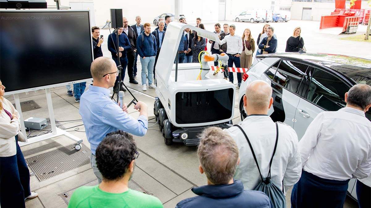 Adiós a buscar cargador: Volkswagen prueba un robot autónomo que recarga coches eléctricos