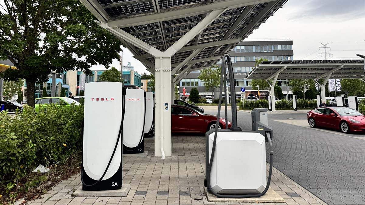 Aspirador de Tesla en un Supercharger de Alemania