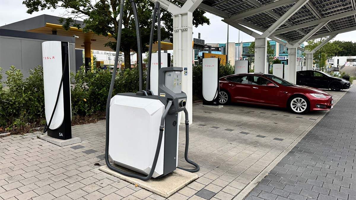 Cargar y limpiar el coche a la vez: Tesla prueba un nuevo servicio gratuito en sus Superchargers