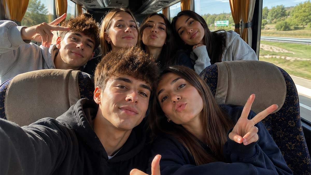 Amigos viajando por España en autobús