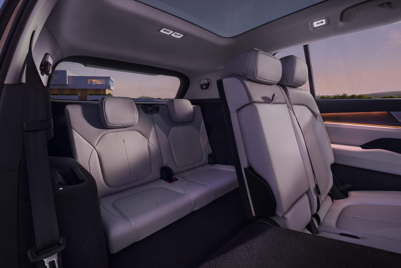 Interior del Skoda Peaq (segunda y tercera fila de asientos)