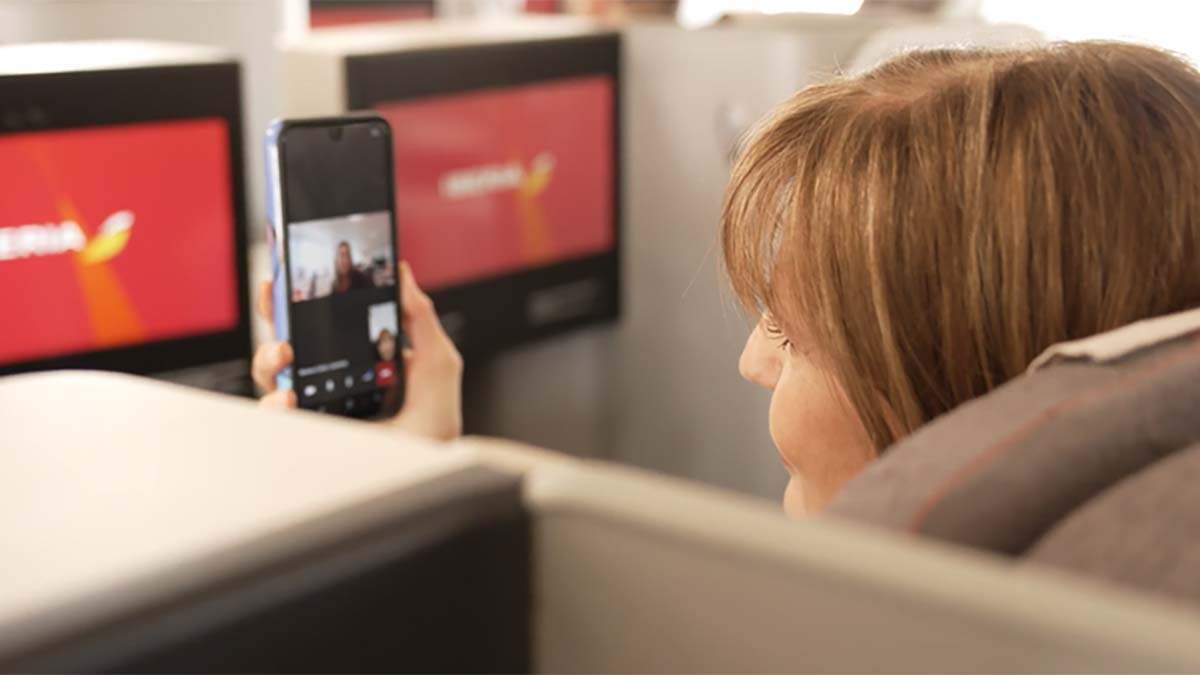 Pasajera de Iberia haciendo una videollamada a través de Starlink