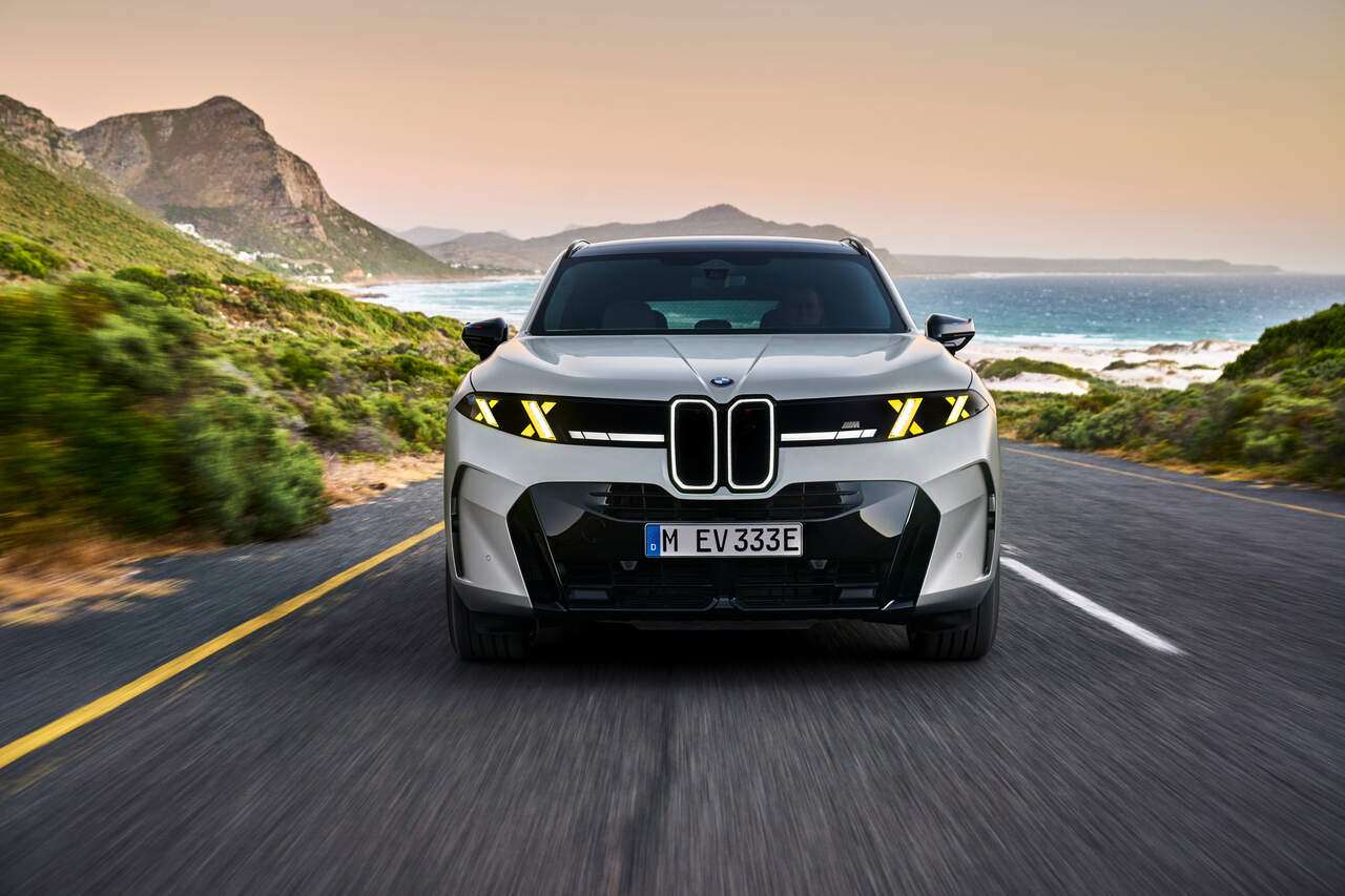 BMW iX5 - vista frontal de la parrilla