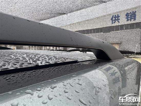 Usuario muestra como queda el techo de su BYD TI7 sin cerrarse del todo