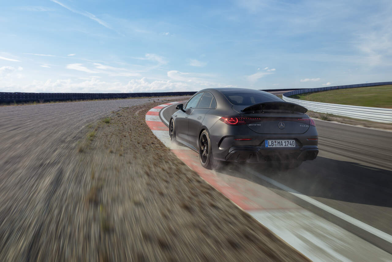 Mercedes-AMG CLA en circuito - vista trasera
