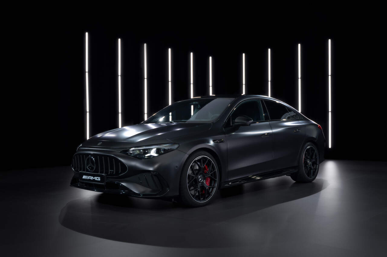 Mercedes-AMG CLA de color negro