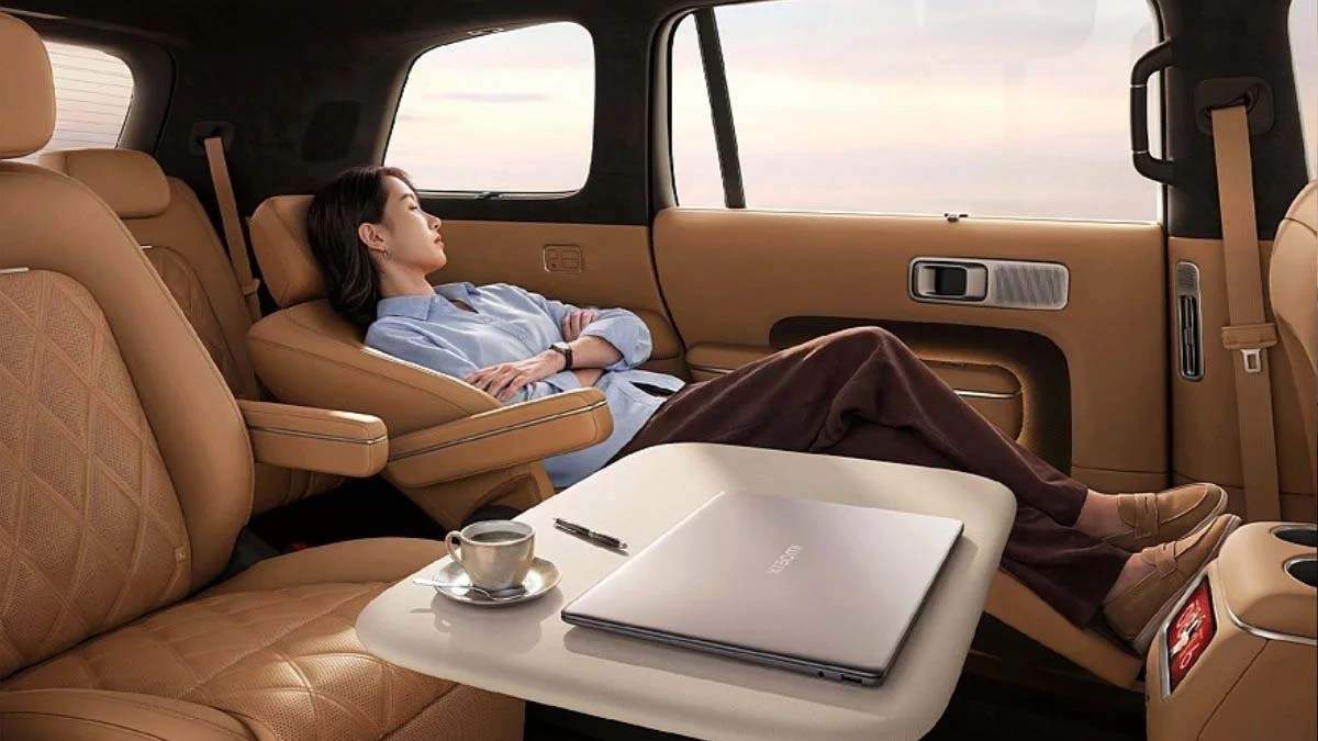 Interior del Xiaomi SkyNomad N90 - un salón con ruedas