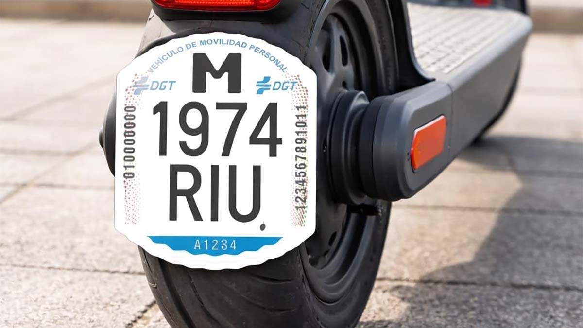 Placa identificativa en un patinete eléctrico