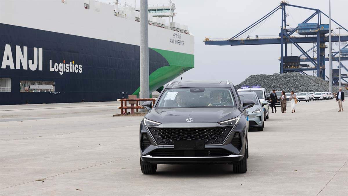 MG estrena Ferrol como puerta de entrada a Europa con 700 coches electrificados