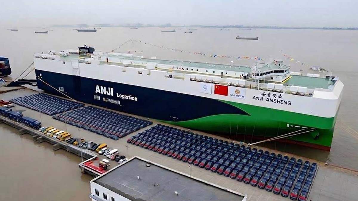 Llegada del buque ANJI al puerto de Ferrol con 700 coches de MG