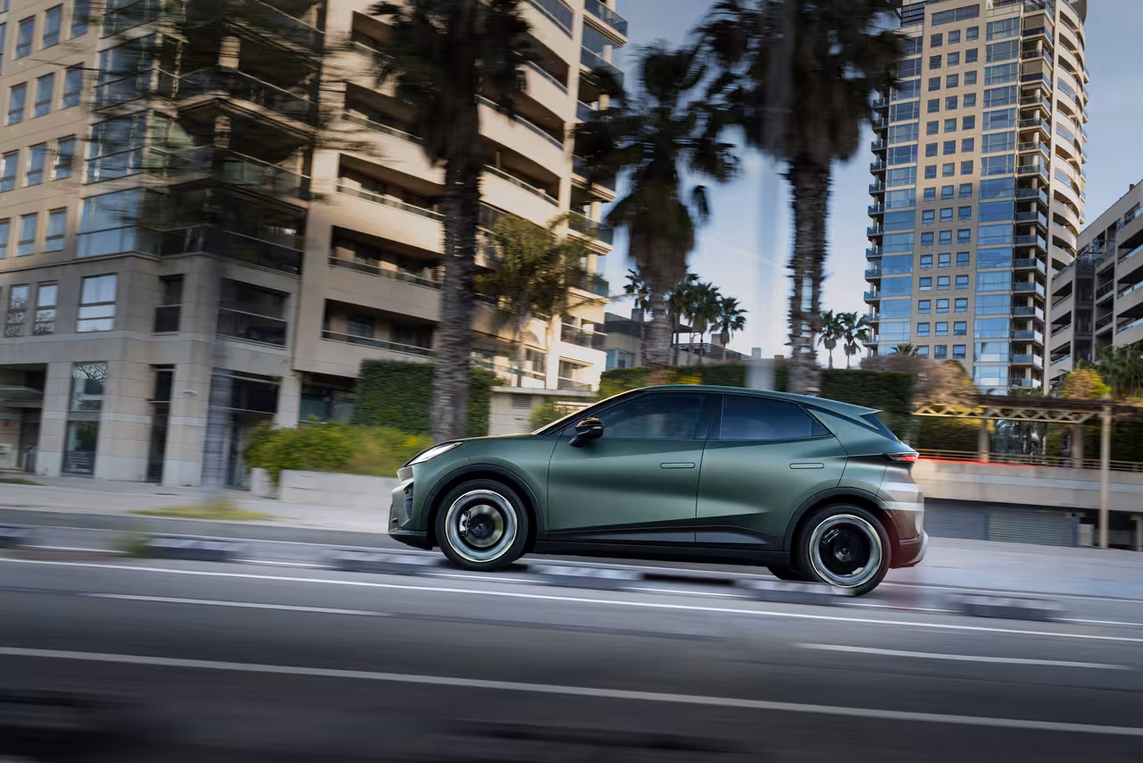 CUPRA RAVAL Plus  visto de lateral en color verde