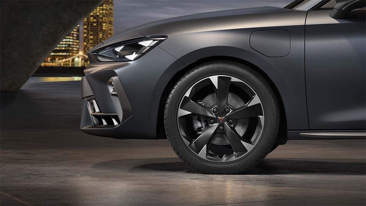 Detalle frontal del CUPRA León híbrido