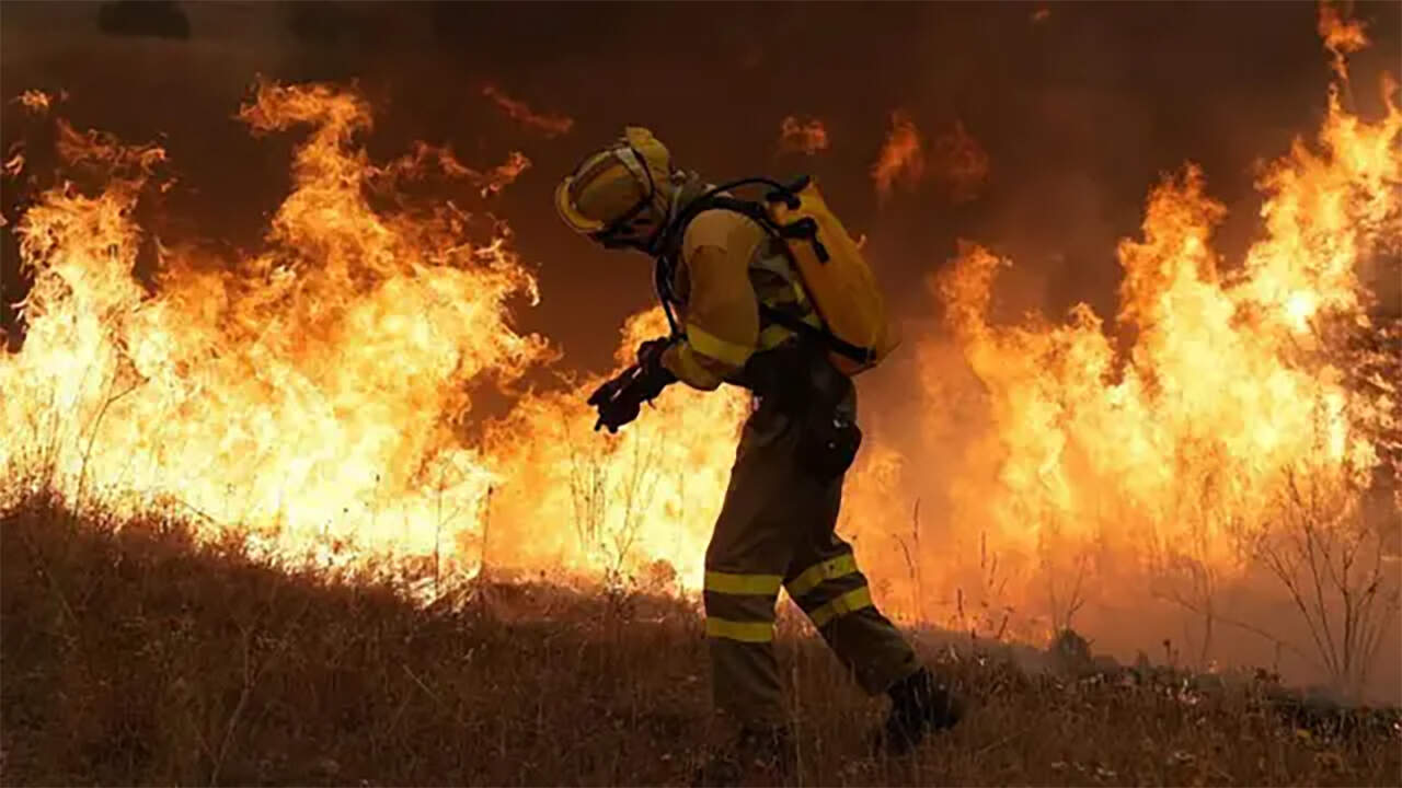 Bombero en uno de los incendios en Madrid (España)