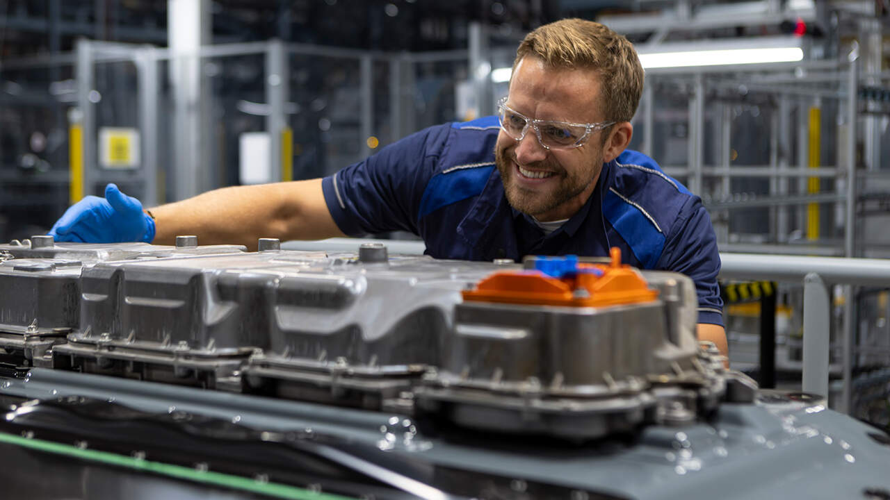 Trabajador en la fábrica de BMW de baterías
