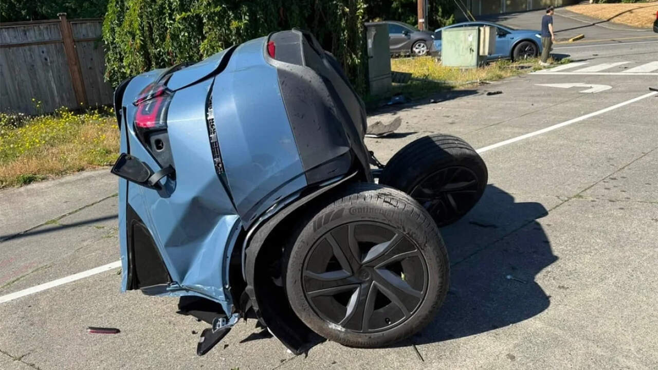 Un Tesla Model X se parte en dos tras un brutal accidente: Los ocupantes están vivos