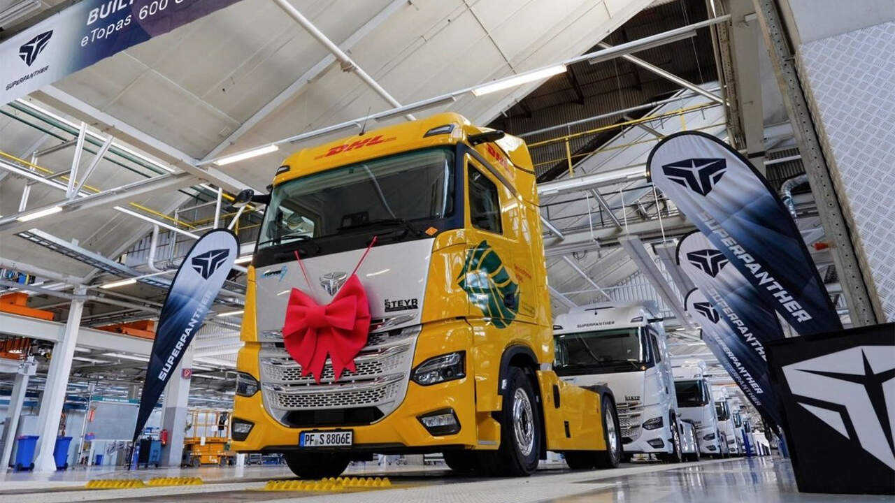 SuperPanther eTopas600 saliendo de la línea de producción de Magna en Austria