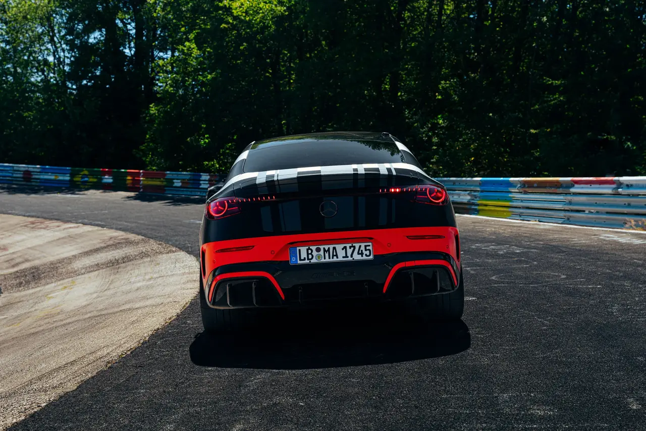 Mercedes AMG CLA (vista trasera) en el circuito de Nurburgring