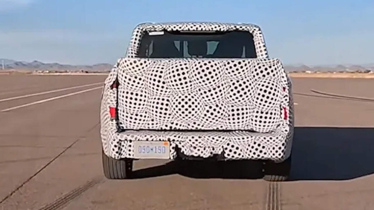 Ford Fathom camuflada vista desde la parte trasera