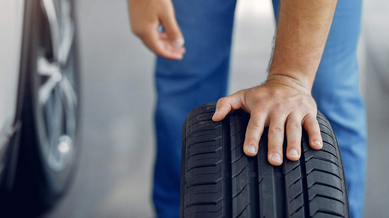 Neumáticos nuevos listos para ser instalados en un coche