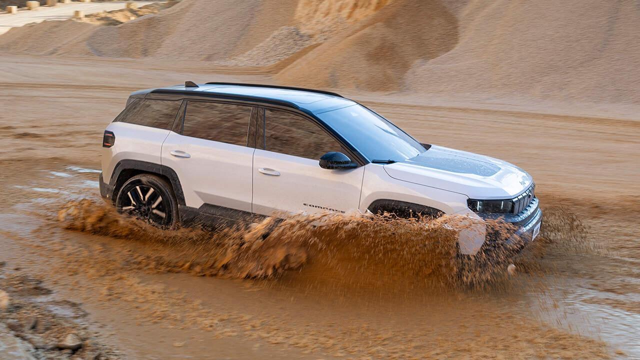 Jeep Compass 2027 en camino de tierra y barro