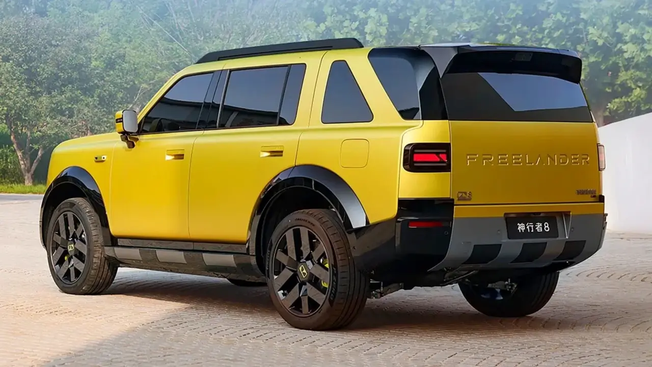 Freelander 8 - vista lateral trasera (color amarillo)