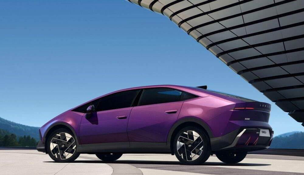 Hyundai IONIQ V de color morado - vista lateral