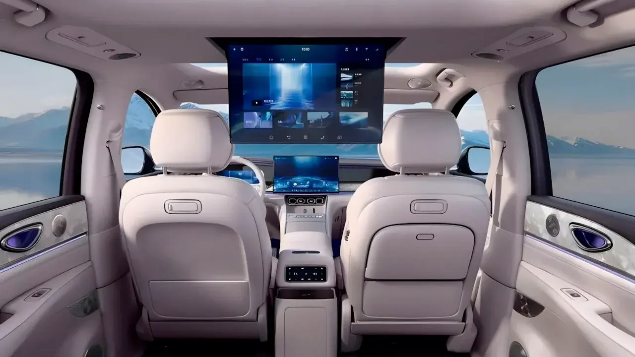 BYD Sealion 08 - interior con pantalla TV