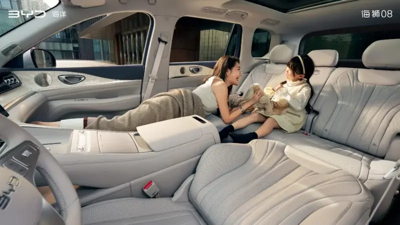 BYD Sealion 08 interior configuracion 5 plazas