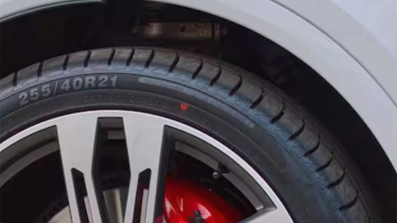 neumatico con punto rojo